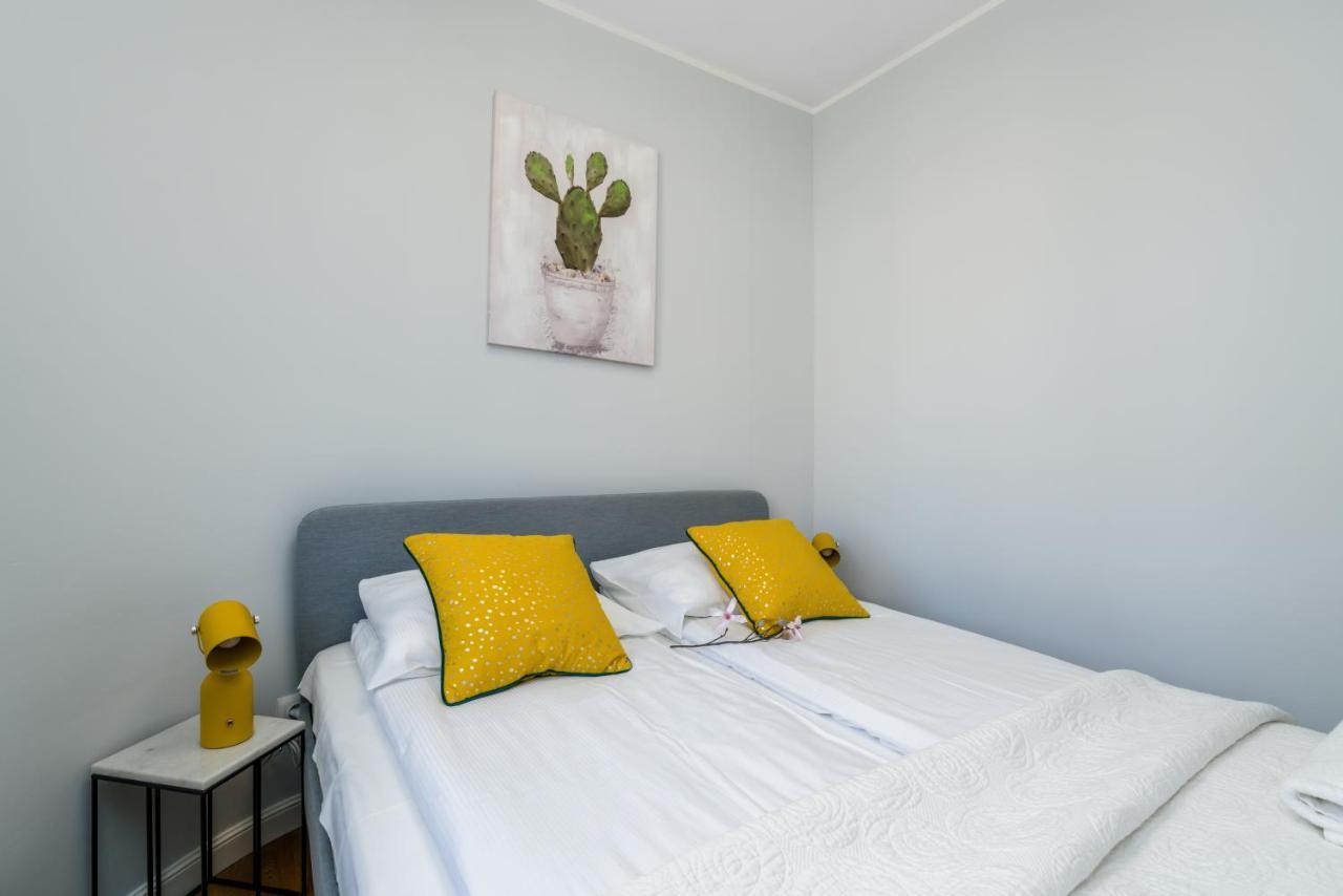 Jednosci Narodowej By Renters Apartment